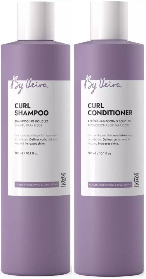 To flasker med lilla hårpleieprodukter, en merket curl shampoo og den andre curl conditioner.