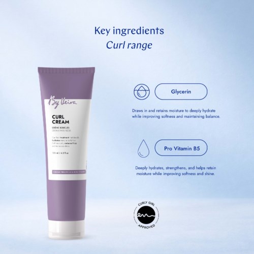 En lilla og hvit tube med curlkrem for krøllete hår, med nøkkelingredienser Glycerin og Pro Vitamin B5, på lys blå bakgrunn.