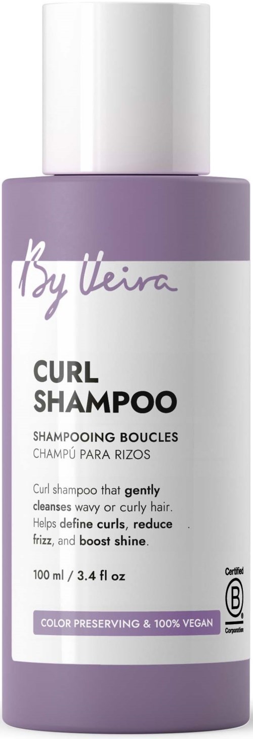 Lett lilla flaske med By Vera Curl Shampoo med hvit hette, etiketten viser at den er vegansk og bevarer farge.