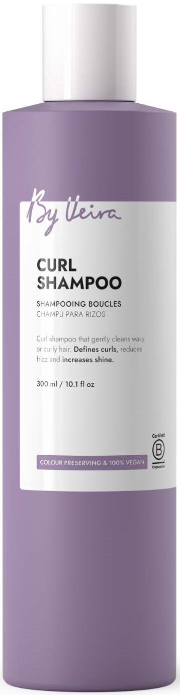 En lang lilla flaske med By Elle Curl Shampoo med hvit pumpestykke og etikett, viser produktdetaljer.
