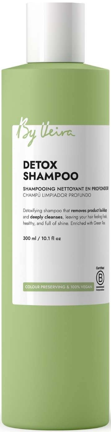 En lang, lys grønn flaske med detox-shampoo med hvit lokk og etikett som viser produktdetaljer.