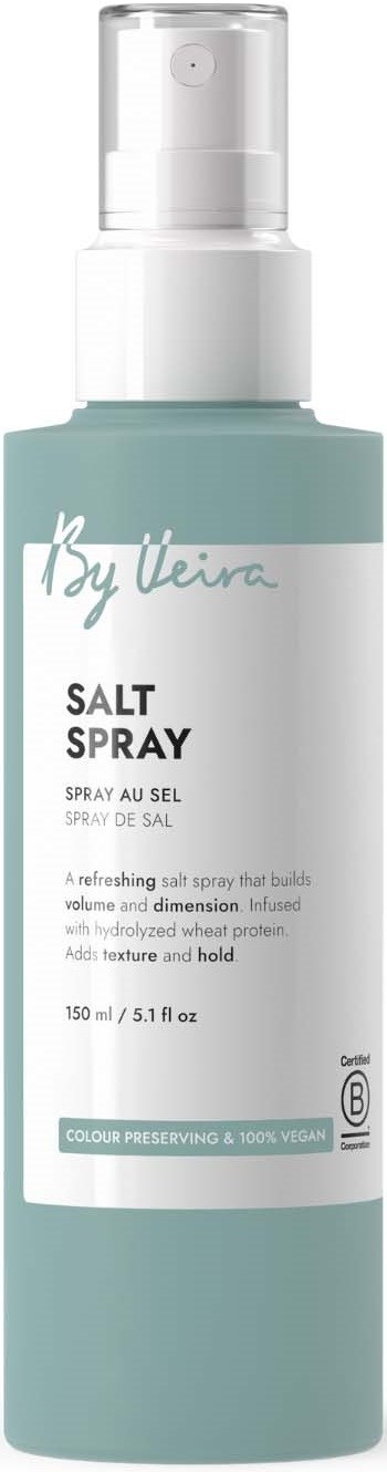 En saltsprayflaske med hvit pumpe og lys blå kropp, merket av Leira for hår- eller kroppsbruk.