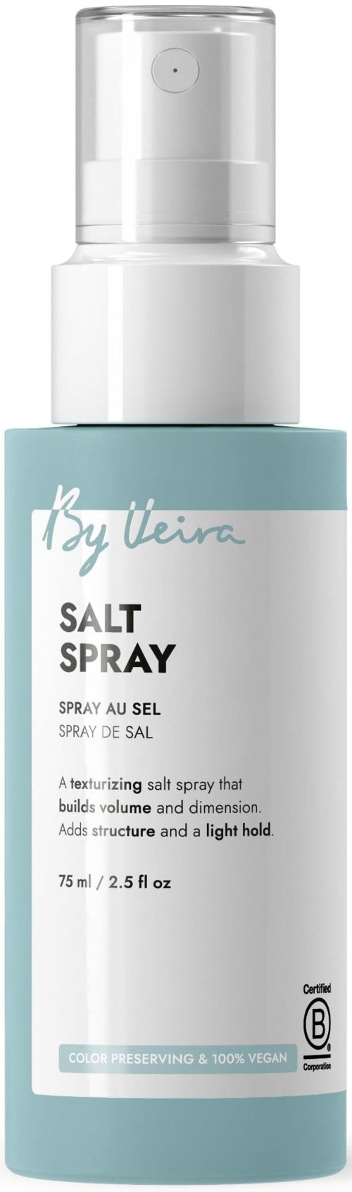 En lys blå og hvit saltsprayflaske med pumpe, merket Izzy Vieira Salt Spray for styling av hår.