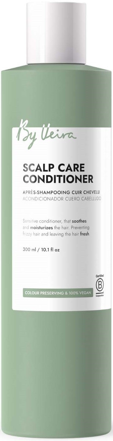 En lang, lysegrønn flaske med scalp care balsam og hvit lokk og etikett som viser produktdetaljer.
