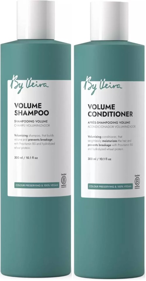 To lyseblå flasker med hårpleieprodukter, merket som volum shampoo og volum balsam, med hvite lokk og produktdetaljer.