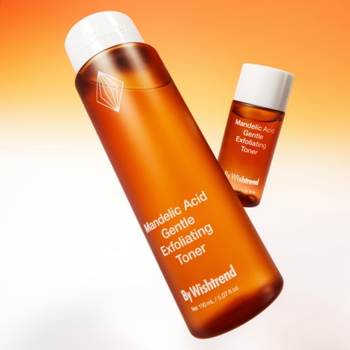 Zwei orangefarbene Flaschen mit weißem Deckel, bezeichnet Mandelic Acid Gentle Exfoliating Toner von Wishtrend.
