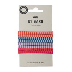 Kleurrijke haarbandjes op een wit kaartje, gemerkt 'BY BARÅ Stockholm' voor haarstyling.