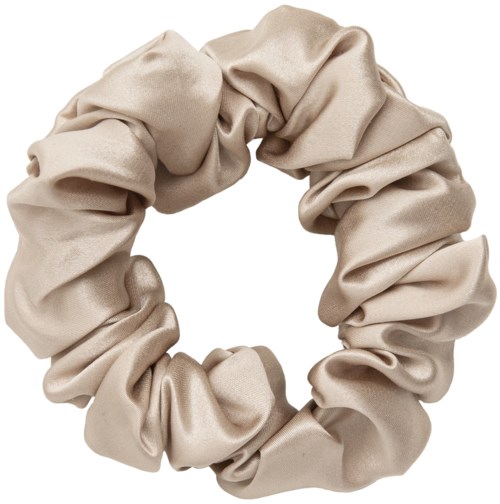 Ein großer beige Stoff-Haarband mit vielen Falten, in kreisförmiger Form.