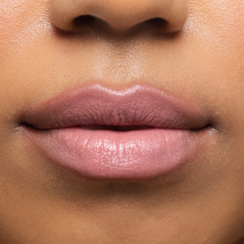 Nahaufnahme mit glatten Lippen und einem kleinen Teil der Nase auf Haut.
