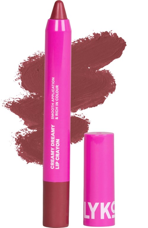 Een roze lippenpotlood met een bruine punt, rechtopstaand met de deksel ernaast. Bruine kleurvlek op de achtergrond.