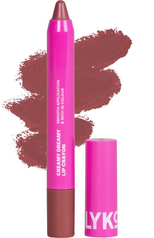 Ein pinker Lippenstiftstift mit brauner Lippenstiftspitze, beschriftet creamy dreamy lip crayon, mit braunem Farbfleck.