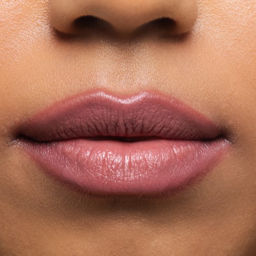Nahaufnahme von glatten Lippen und einem Teil der Nase bei einer Person.