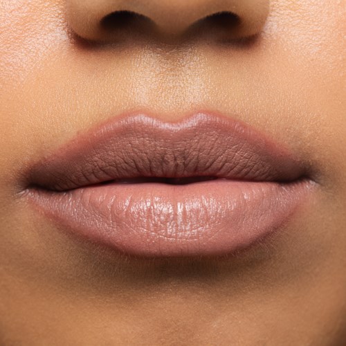 Nahaufnahme von Lippen und einem Teil der Nase mit glatter, leicht glänzender Haut in natürlicher Farbe.
