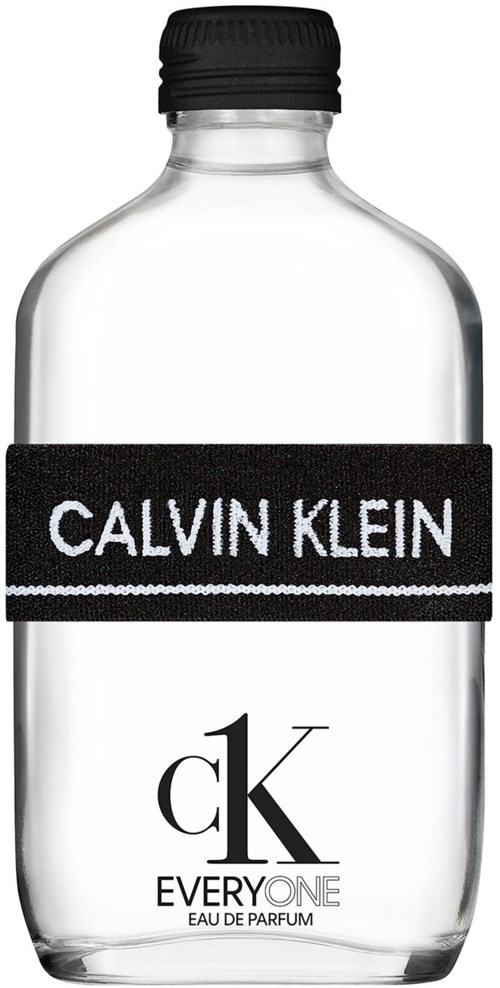 Kleine doorzichtige fles met een zwarte dop, gemerkt 'Calvin Klein cK Everyone Eau de Parfum' in zwart en wit.