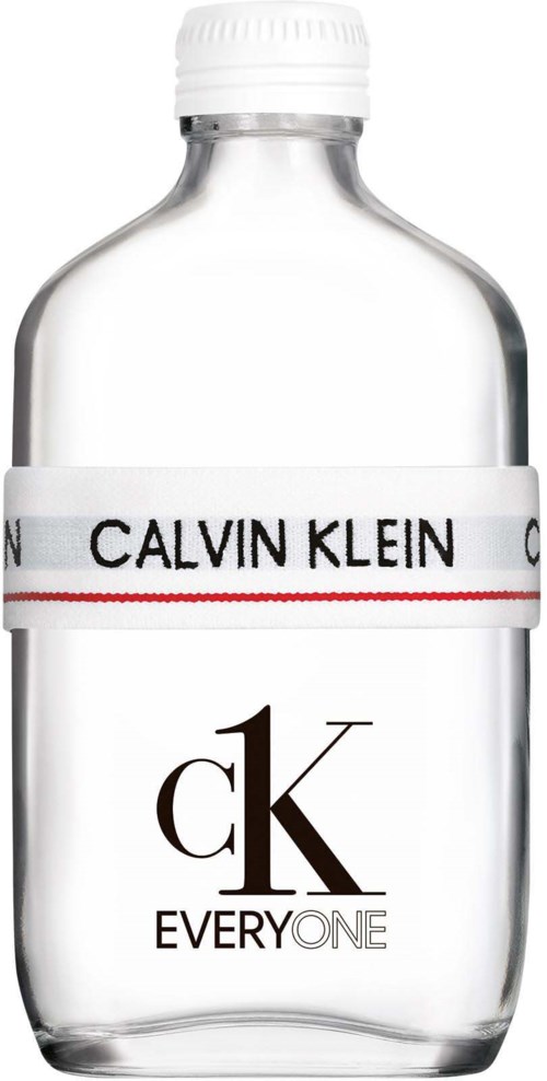 Een doorzichtige fles met een wit etiket met 'Calvin Klein' en 'ck Everyone'-logo, en een witte dop.
