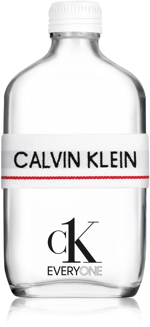 Een doorzichtige fles met een wit label, zwarte tekst en een rode lijn. Het zegt Calvin Klein en CK Everywhere.