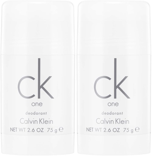 Twee witte deodorantstiften met 'ck one' branding en Calvin Klein-naam.