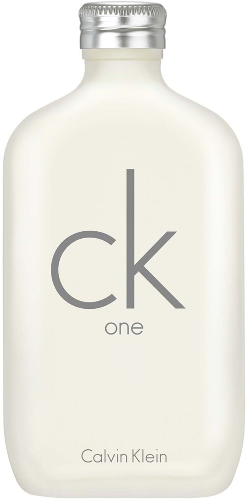 Een witte fles met zilveren dop, gemerkt 'ck one' en 'Calvin Klein.'