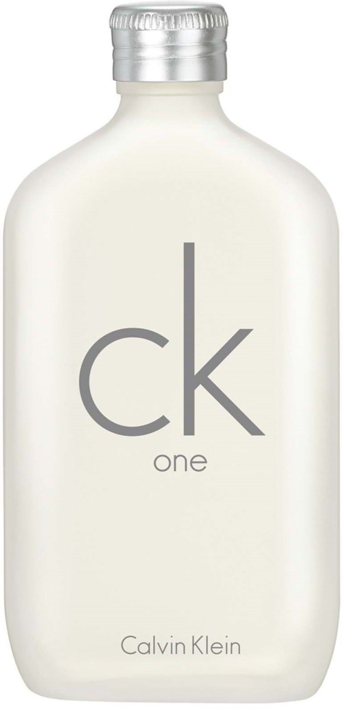 Een witte parfumfles met zilveren deksel, gemarkeerd 'ck one' door Calvin Klein.