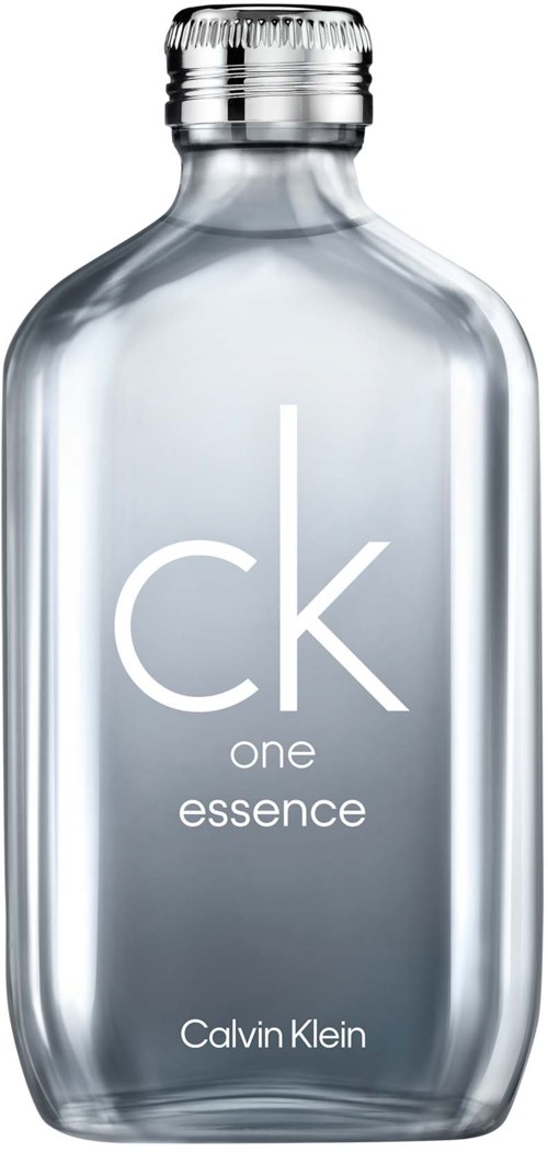Een heldere, strakke glazen fles met zilveren dop, met label 'ck one essence' door Calvin Klein.