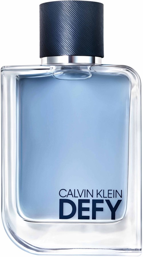 Een heldere glazen fles met blauwe vloeistof, blauwe dop en 'Calvin Klein Defy' erop.