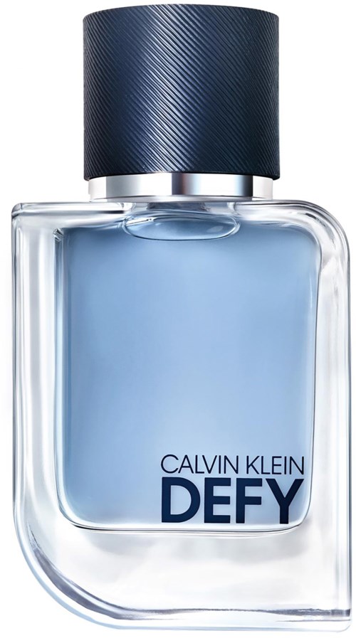 Een heldere, gebogen glasfles met blauwe parfum binnen en een donkerblauwe getextureerde dop. Calvin Klein DEFY-logo op de voorkant.