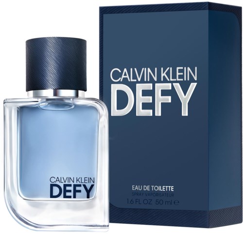 Een Calvin Klein DEFY parfumfles en doos, blauw van kleur, met eenvoudige tekst en ontwerp.