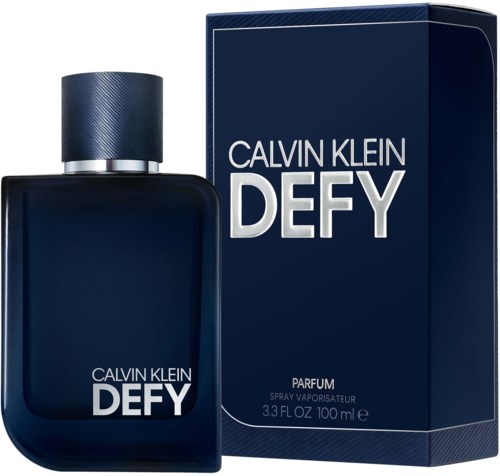 Een donkerblauwe parfumfles en doos met witte tekst, gelabeld 'Calvin Klein Defy'.