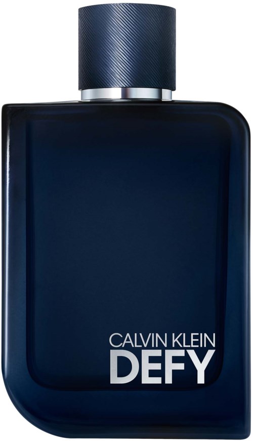 Een donkerblauwe parfumfles met een textured blauwe dop en de tekst 'Calvin Klein Defy' onderaan.