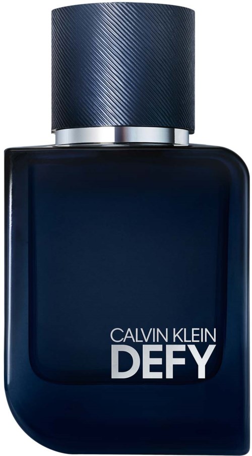 Een donkerblauwe parfumfles met een getextureerde dop, gemarkeerd "Calvin Klein Defy."