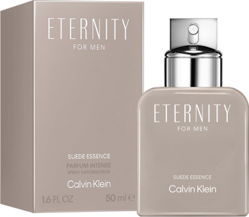 En Calvin Klein Eternity for Men Suede Essence parfymeflaske og emballasje i beige og sølv.