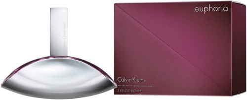 Een parfumfles met een doorzichtig glazen dopje en een paarse doos met 'Euphoria' van Calvin Klein.