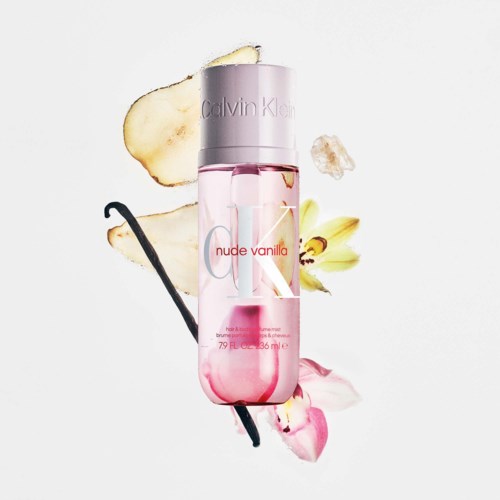 Calvin Klein Nude Vanilla-parfymeflaske omgitt av vaniljeskiver, en blomst og en vaniljestang. Logo på flasken.