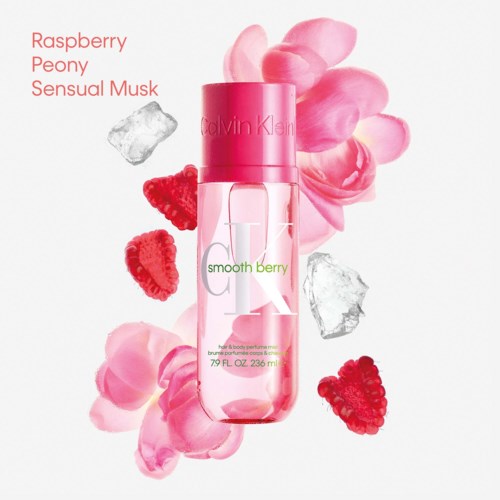 Calvin Klein parfymeflaske med rosa lokk, omgitt av rosa blader, bringebær og isbiter, merket som "smooth berry."