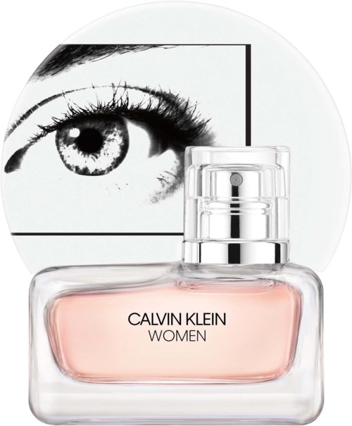 Een parfumfles met label 'Calvin Klein Women' voor een grote zwart-wit ogenillustratie.