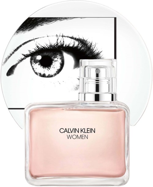 En Calvin Klein parfymflaska framför en ögillustration på en vit bakgrund.