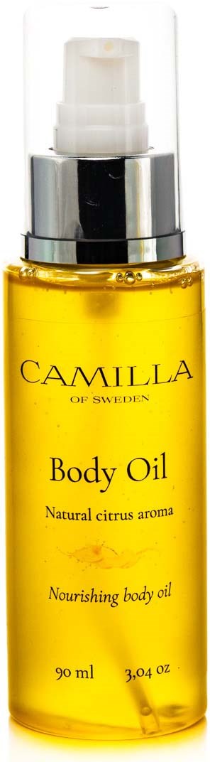 Eine gelbe Körperölflasche mit klarem Pumpkopf, beschriftet 'Camilla of Sweden, Nourishing body oil, Natural citrus aroma.'