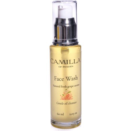 Eine klare Flasche mit Gesichtswaschmittel mit Pumpe, gekennzeichnet "Camilla of Sweden," enthält natürlichen Traubenduft und sanfte Ölrreinigung.