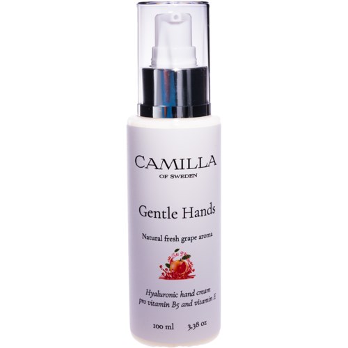 Eine weiße Flasche mit Handcreme mit Pumpe, beschriftet 'Camilla of Sweden, Gentle Hands, natural grape aroma.'