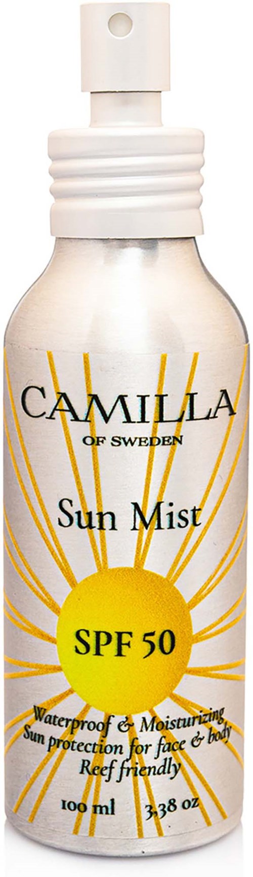 Valkoinen suihkepullo, jossa on keltainen auringonsäteiden kuvio, nimeltä Camilla Sun Mist SPF 50, kasvoille ja keholle, vedenpitävä ja kosteuttava.