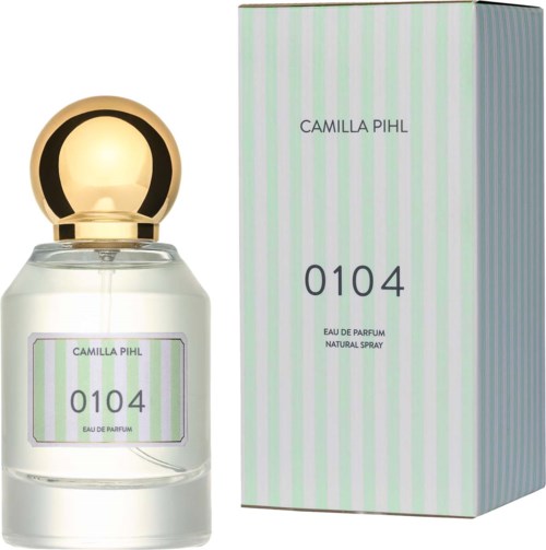 Een parfumfles met een gouden deksel en een groen gestreept doosje gemarkeerd Camilla Pihl 0104.