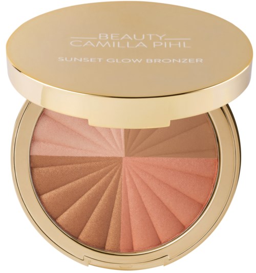 Een compact make-up palette met meerdere tinten bronzer, blush en highlighter in ronde vorm. Goudkleurige deksel met mertekst.