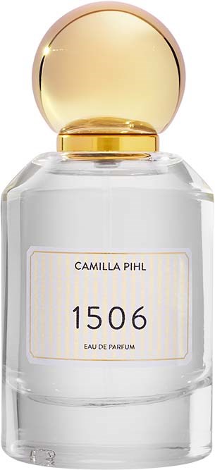 Een heldere parfumpomp met een gouden dop, gemerkt '1506' en 'Camilla Pihl'.