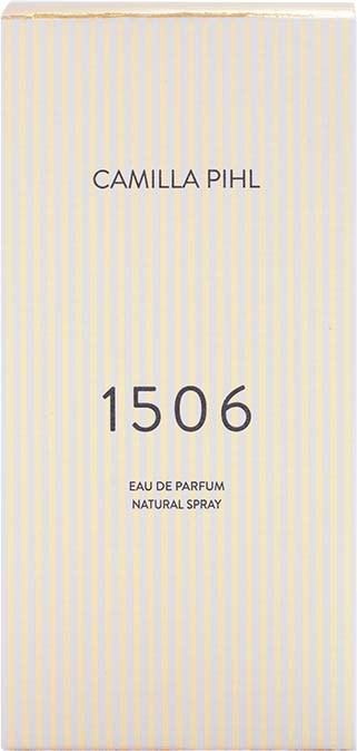 Een parfumdoos met de naam Camilla Pihl en het nummer 1506. Het zegt Eau de Parfum en Natural Spray.