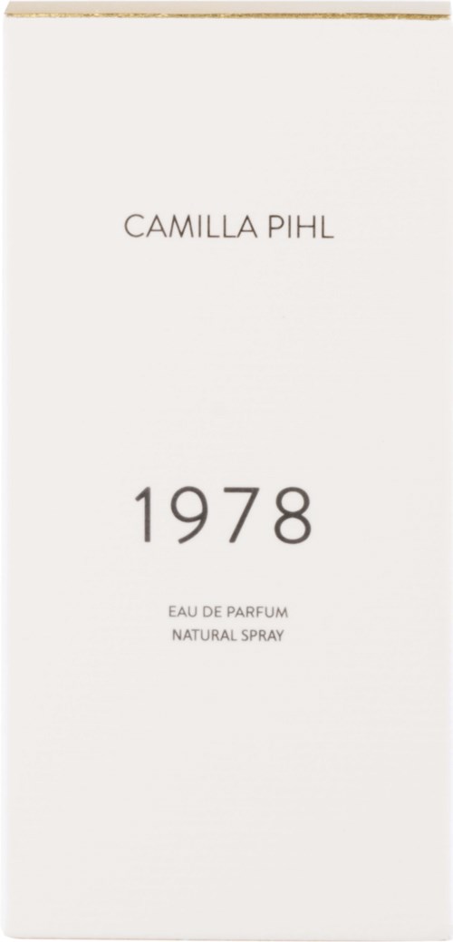 Białe pudełko perfum z napisem Camilla Pihl, rok 1978, i informacją o tym, że to naturalny spray.