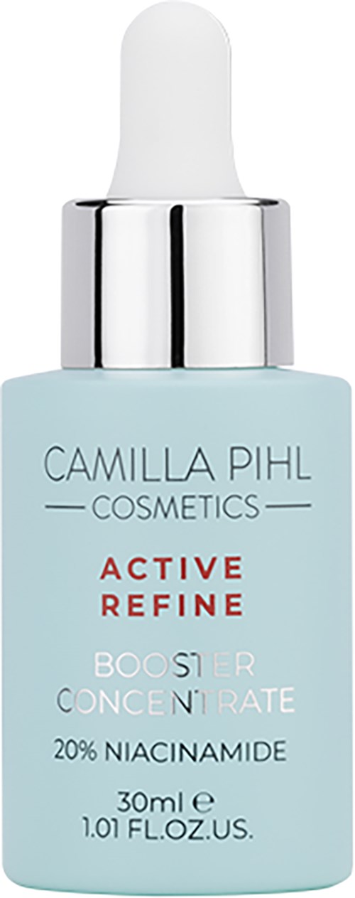 Een lichtblauwe fles met pipetdop, toont 'Camilla Pihl Cosmetics' en 'Active Refine' huidverzorgingslabel.
