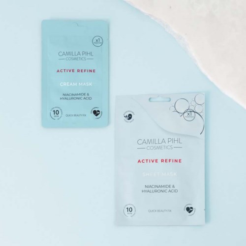 Två ansiktsmaskförpackningar från Camilla Pihl Cosmetics, märkta Active Refine med ingredienserna niacinamide och hyaluronsyra.