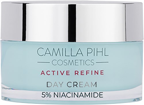 Een potje huidverzorgingscrème met label Camilla Pihl Cosmetics, Active Refine Day Cream met 5% Niacinamide.