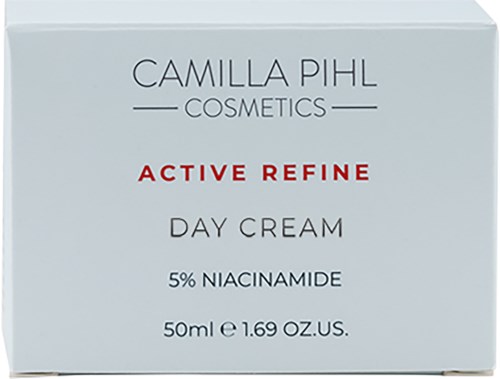 Een witte doos van Camilla Pihl Cosmetics Active Refine Day Cream met 5% Niacinamide, 50ml formaat.