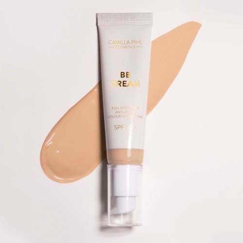 Eine Tube BB-Cream mit einem beigen Farbklecks auf weißem Hintergrund. Die Tube hat gold- und weiße Schrift. Es ist ein Kosmetikprodukt.